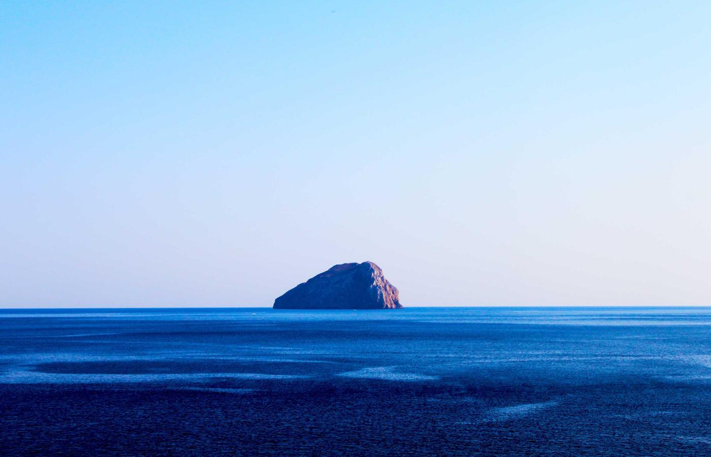 Remote werken concept met laptop op een bureau