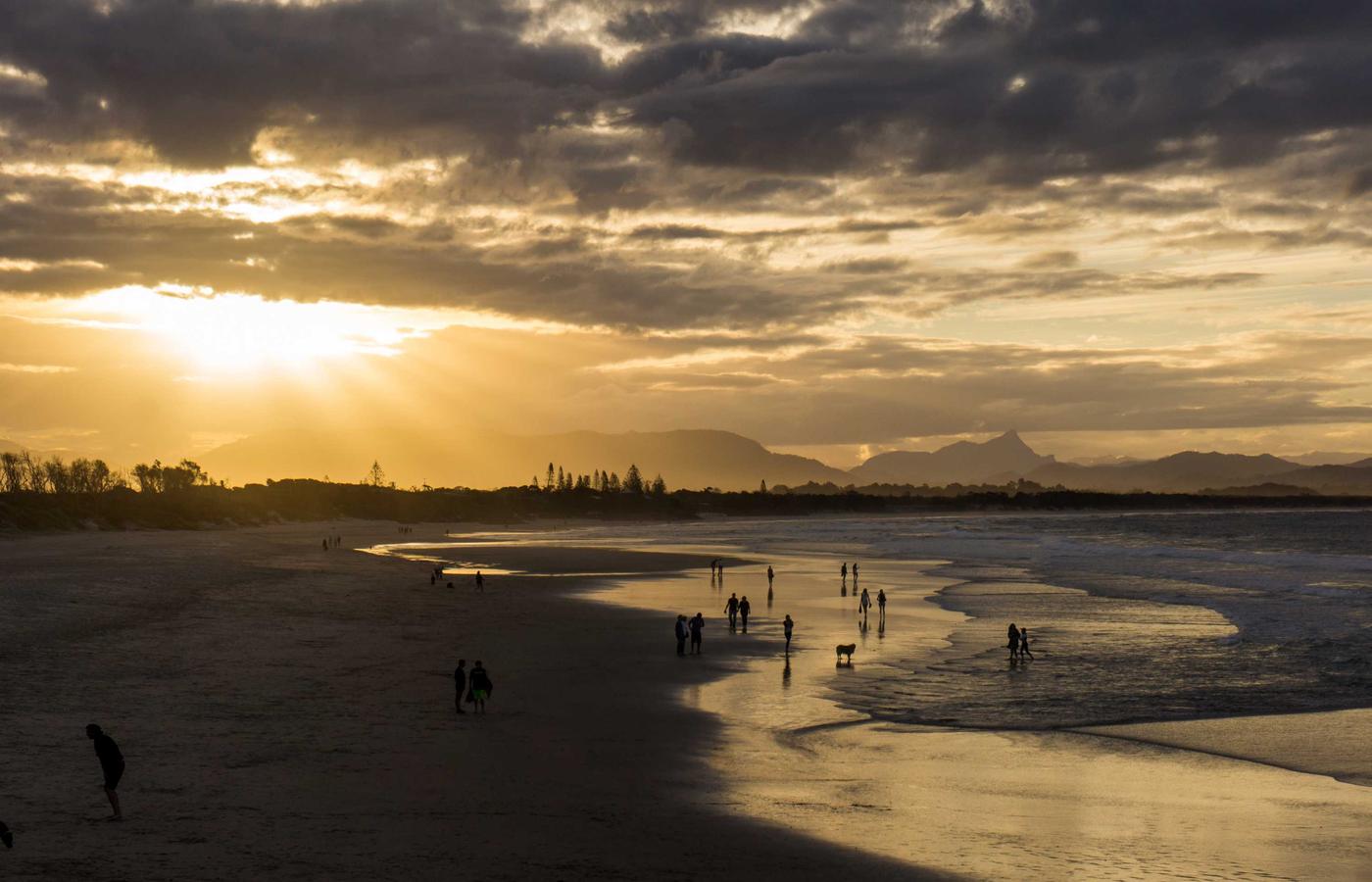 Modern kantoorinterieur met samenwerkende mensen